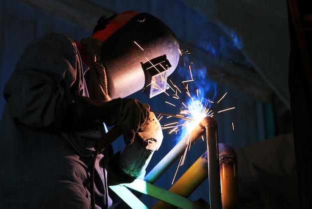 industrial-worker-welding_35672-1132 Kaynak Maskesi Seçerken Dikkat Edilmesi Gerekenler