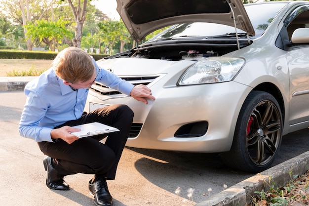 insurance-agent-writing-document-clipboard-examining-car-after-accident-insurance-concept_34034-670.jpg (626×417)