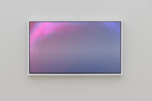 ギャラリーの壁にインタラクティブなピンクの画面 無料の写真