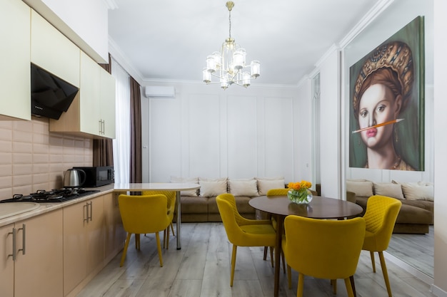 モダンなキッチンのインテリア パステルカラー グレー イエローの美しいデザインの広い部屋 プレミアム写真