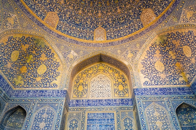 Interior of shah mosque. beautiful vaulting with islamic arabesque pattern. isfahan, iran. Premium P