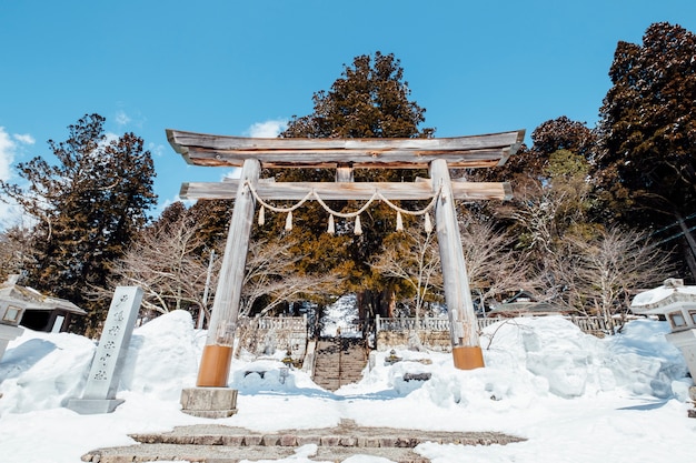 雪景色の中の日本鳥居門入口神社 無料の写真