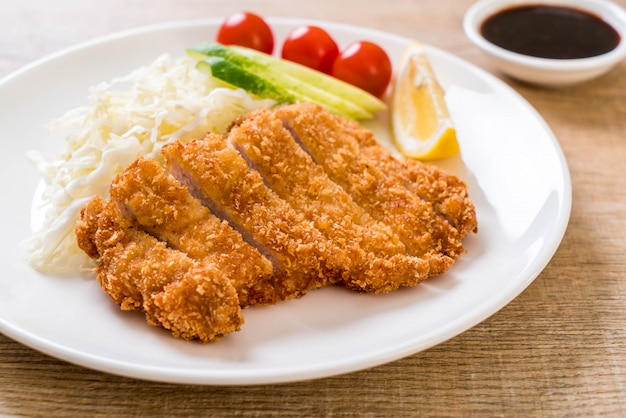 Premium Photo | Japanese deep fried pork cutlet (tonkatsu set)