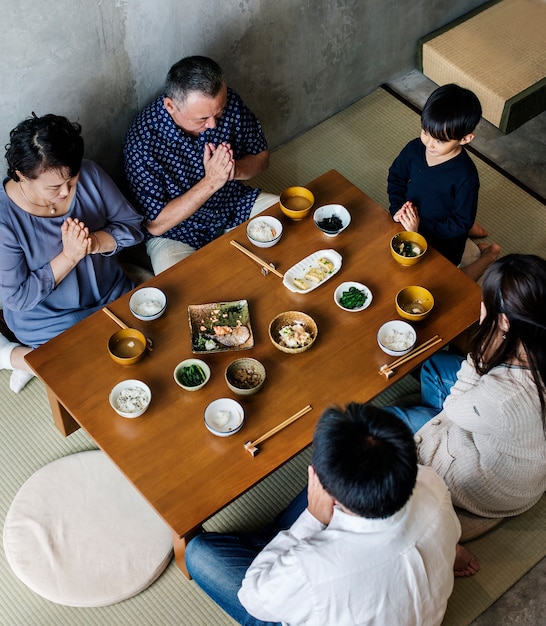 幸せと共に日本の家族の食事 プレミアム写真