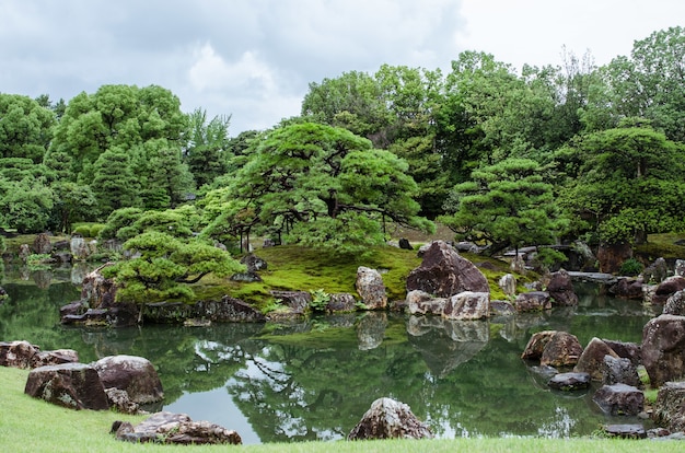 静かな池のある日本庭園 無料の写真