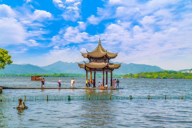Jixian pavilion, west lake, hangzhou | Premium Photo