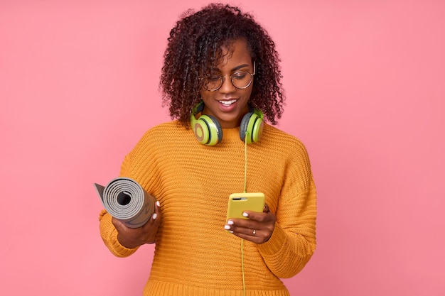 Premium Photo | Joyous young black woman break in training with fitness ...