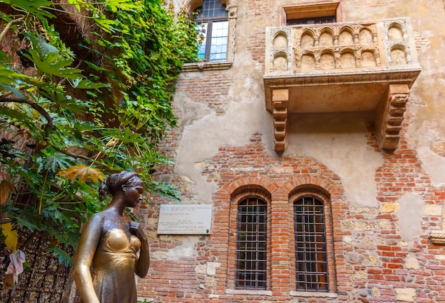 ジュリエットの像とヴェローナ イタリアのジュリエットの家によるバルコニー プレミアム写真