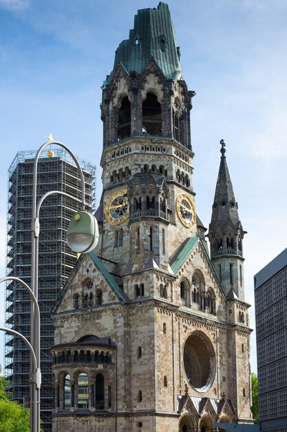 ベルリンのカイザーヴィルヘルム記念教会 Gedachtniskirche プロテスタント教会 ドイツ プレミアム写真