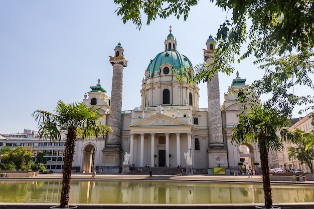 オーストリアのウィーンの有名なバロック様式の教会 カールス教会 プレミアム写真
