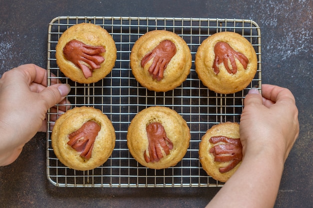 子供の面白い食べ物 ソーセージタコとコーンブレッドマフィン プレミアム写真