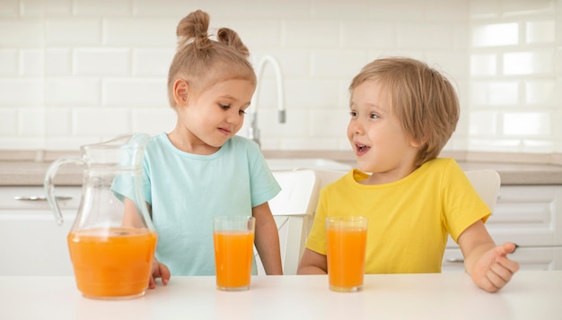 自宅でジュースを飲む子供たち 無料の写真