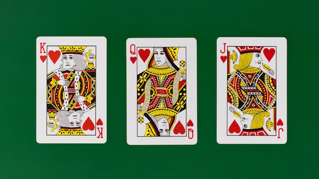無地の背景のカジノポーカーとキングクイーンジャックトランプフルデッキ プレミアム写真