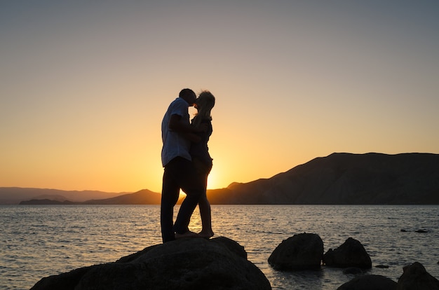 夕日の背景にキス  プレミアム写真