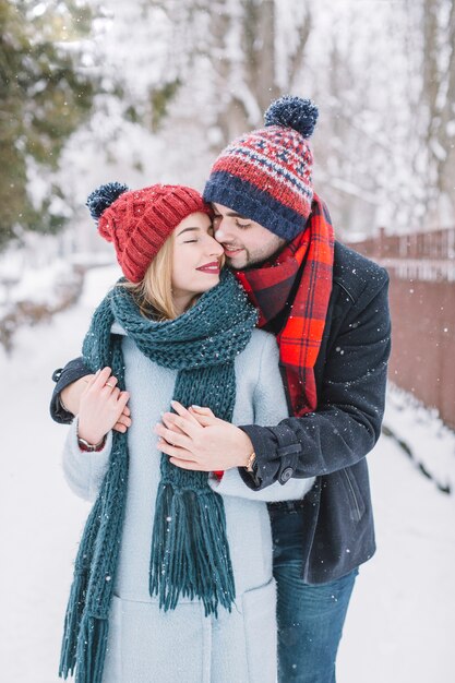 雪の中でキスするカップル 無料の写真