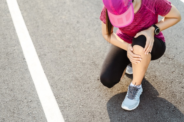 Premium Photo | Knee injuries. sport woman with strong athletic legs ...