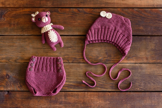 赤ちゃんのための美しい柔らかいおもちゃ 帽子 ショーツを編んだ 自分の手で作ったおもちゃ プレミアム写真