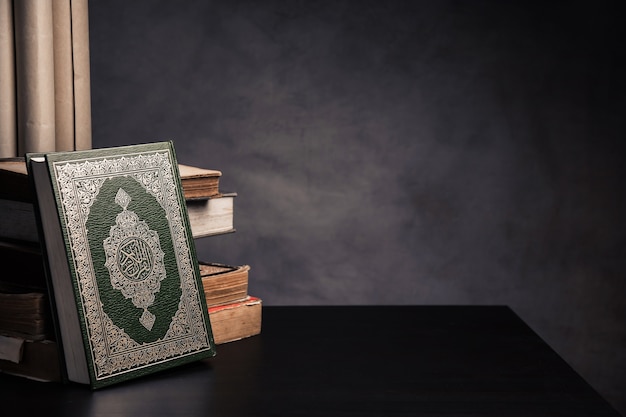 Alquran - kitab suci umat Islam (barang umum dari semua muslim) di atas meja Foto Premium