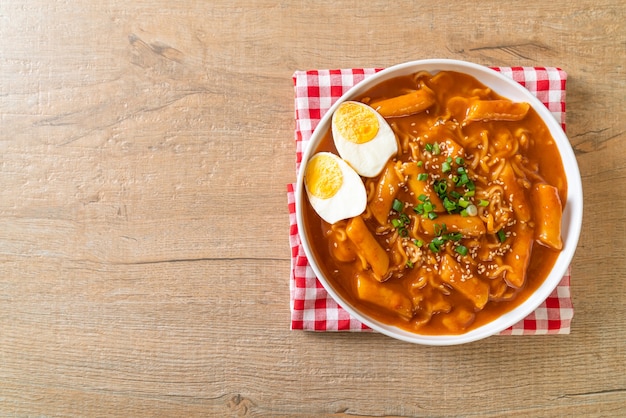 Premium Photo Korean Instant Noodle And Tteokbokki In Korean Spicy