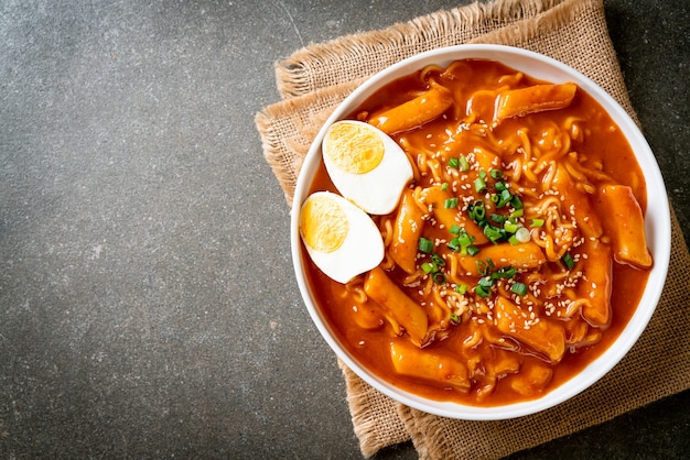 Premium Photo Korean Instant Noodle And Tteokbokki In Korean Spicy