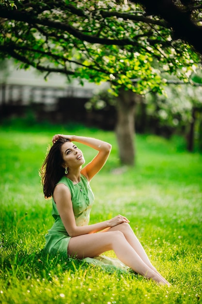 Фото на траве девушки сидя