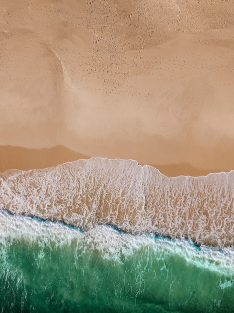 海の波と砂浜のビーチとラグーン 無料の写真