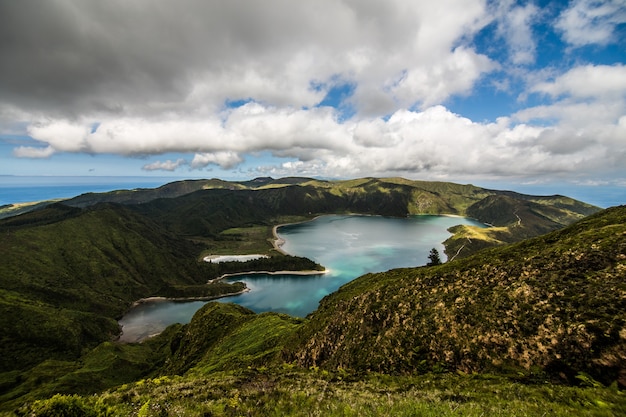 サンミゲル島のピコドフォゴ火山の火口にある火の湖またはフォーゴ湖 サンミゲル島は 大西洋のアゾレス諸島の一部です 無料の写真