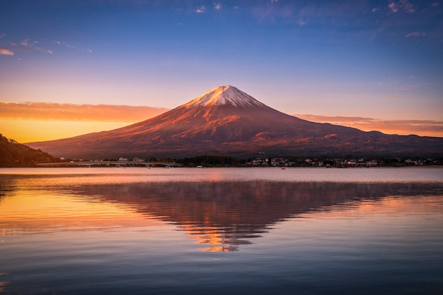 山の風景画像富士河口湖の日の出で河口湖の上の富士 プレミアム写真
