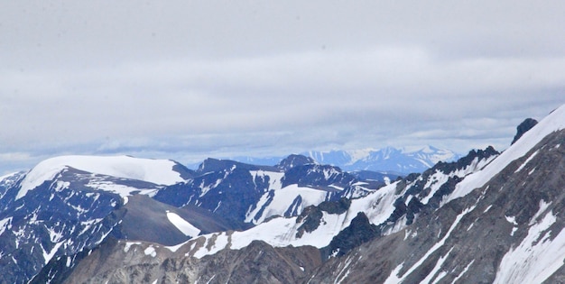 Paesaggio Di Montagne Coperte Di Neve Sotto Un Cielo Nuvoloso Durante Il Giorno Foto Gratis