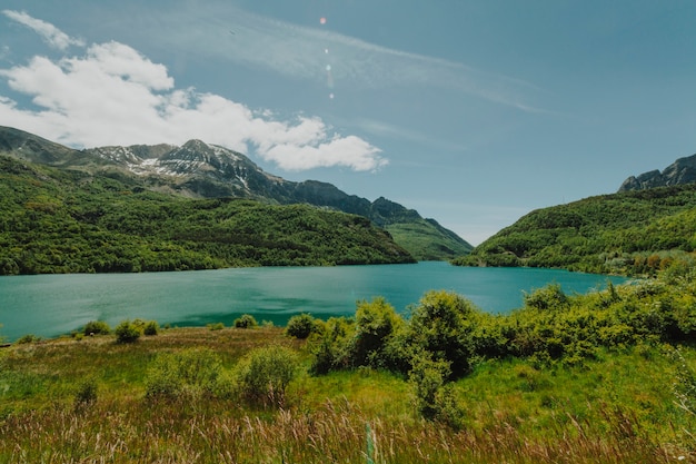 山に囲まれた湖の風景 無料の写真