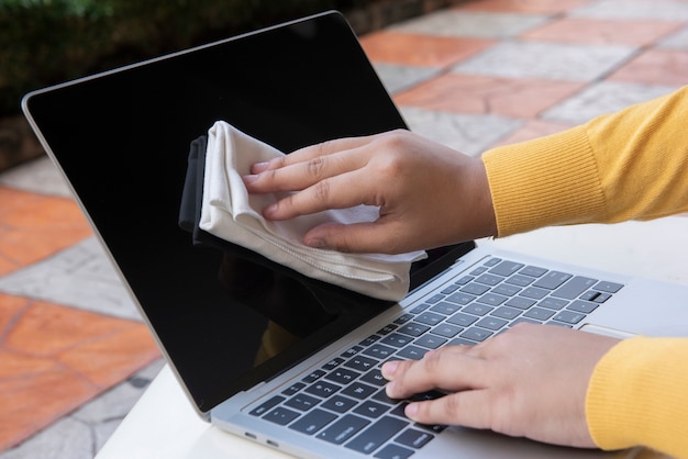 clean up laptop