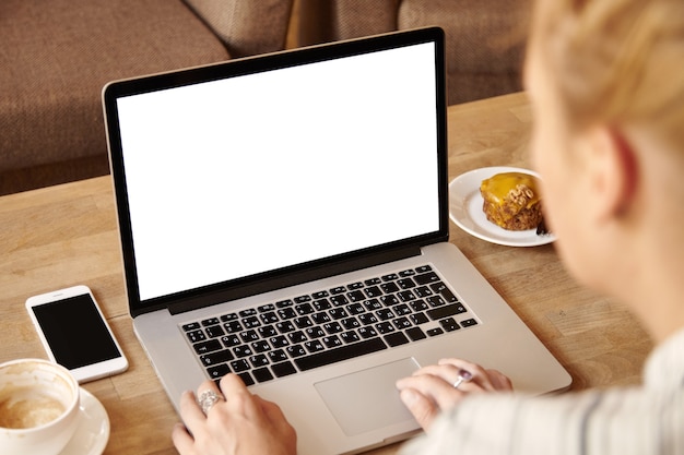 free-photo-laptop-with-blank-white-screen