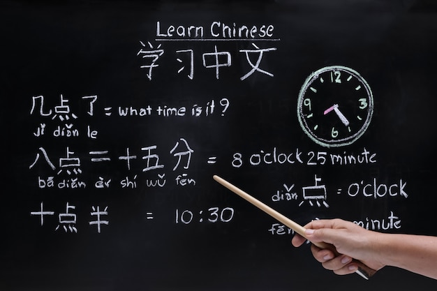 premium-photo-learning-chinese-to-tell-time-in-class-room