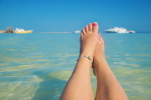 Legs of a girl on the seashore | Premium Photo