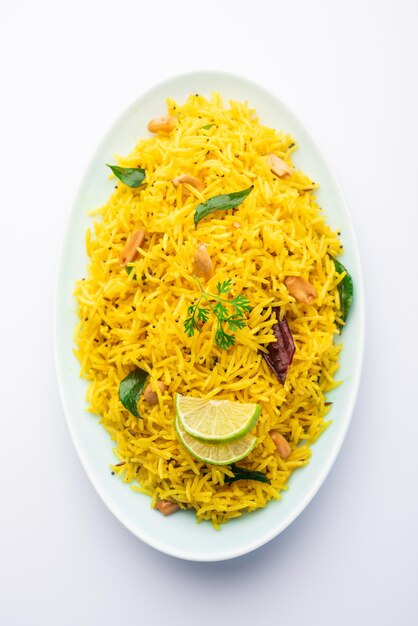 premium-photo-lemon-rice-with-curry-leaf-peanuts-and-red-chilly