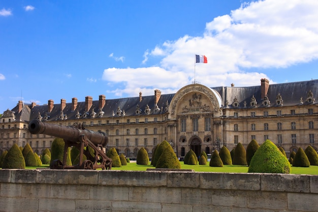 Les invalides (the national residence of the invalids) in paris Premium Photo