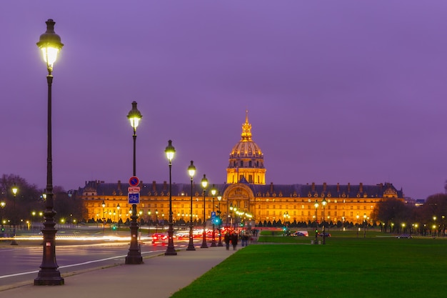 Les invalides at night in paris, france Premium Photo
