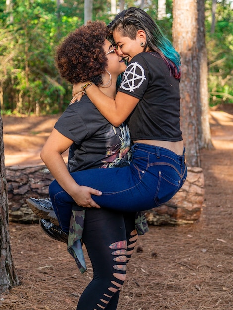 Premium Photo Lesbian Couple On A Beautiful Day In The Park 