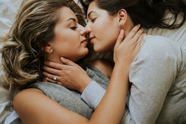 https://image.freepik.com/free-photo/lesbian-couple-kissing-morning_53876-91737.jpg