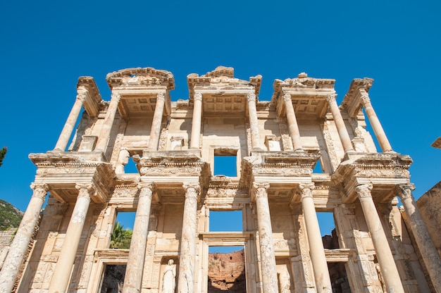 トルコのエフェソスの古代都市にあるケルスス図書館 エフェソスはユネスコの世界遺産です プレミアム写真