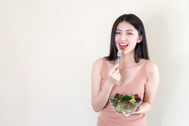 Phong cách sống xinh đẹp người phụ nữ xinh đẹp cô gái dễ thương Châu Á cảm thấy hạnh phúc thích ăn thực phẩm ăn kiêng salad tươi để có sức khỏe tốt vào buổi sáng Ảnh miễn phí