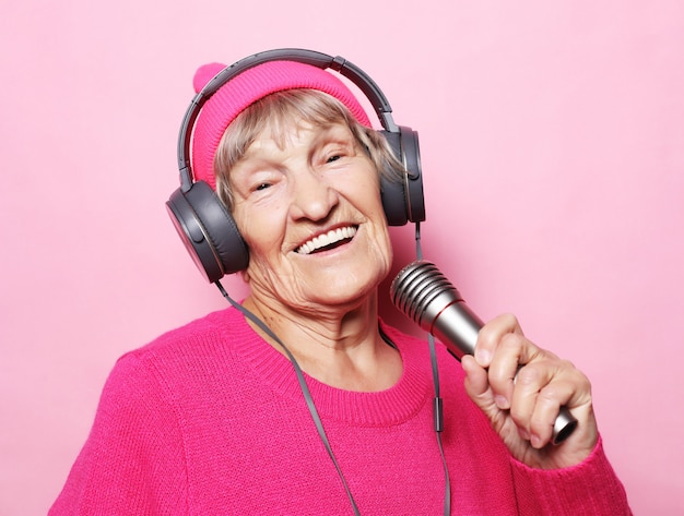 Lifestyle and people : funny old lady listening music with ...