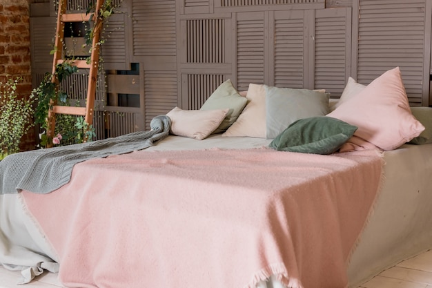 Кровать с подушками на стене