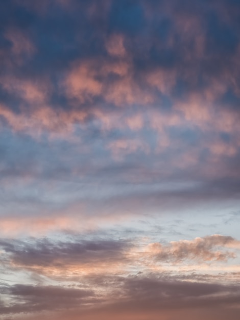 空の明るい夕方の積雲 夕暮れ時のカラフルな曇り空 空のテクスチャ 抽象的な性質の背景 プレミアム写真