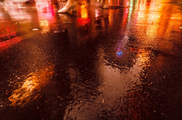 ニューヨーク市の光と影 濡れたアスファルトに反射した雨の後のニューヨークのストリートのソフトフォーカス画像 プレミアム写真