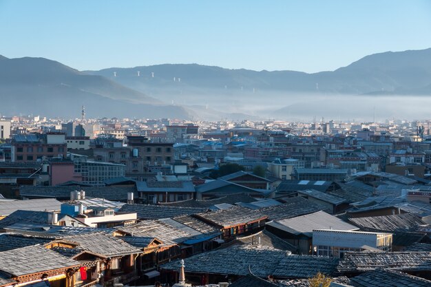 麗江旧市街の屋根 雲南省 中国 麗江の伝統的な街並み 中国建築 雲南省 中国 旧市街の屋根 プレミアム写真