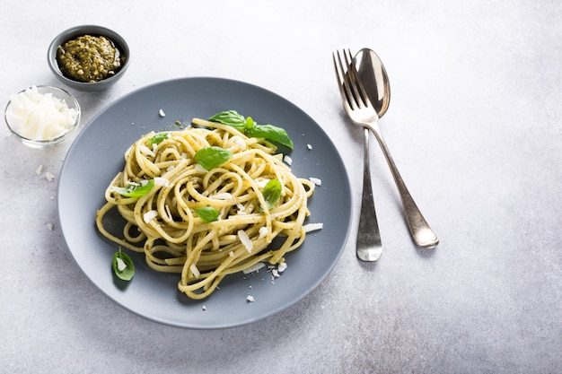 Premium Photo | Linguine with green pesto