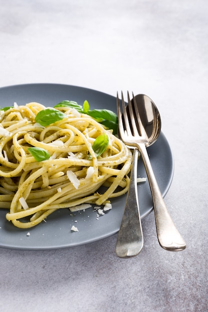 Premium Photo | Linguine with green pesto