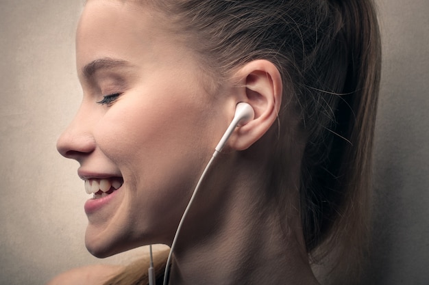 premium-photo-listening-to-music-in-earphones