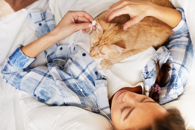 Premium Photo | Listening to music with cat